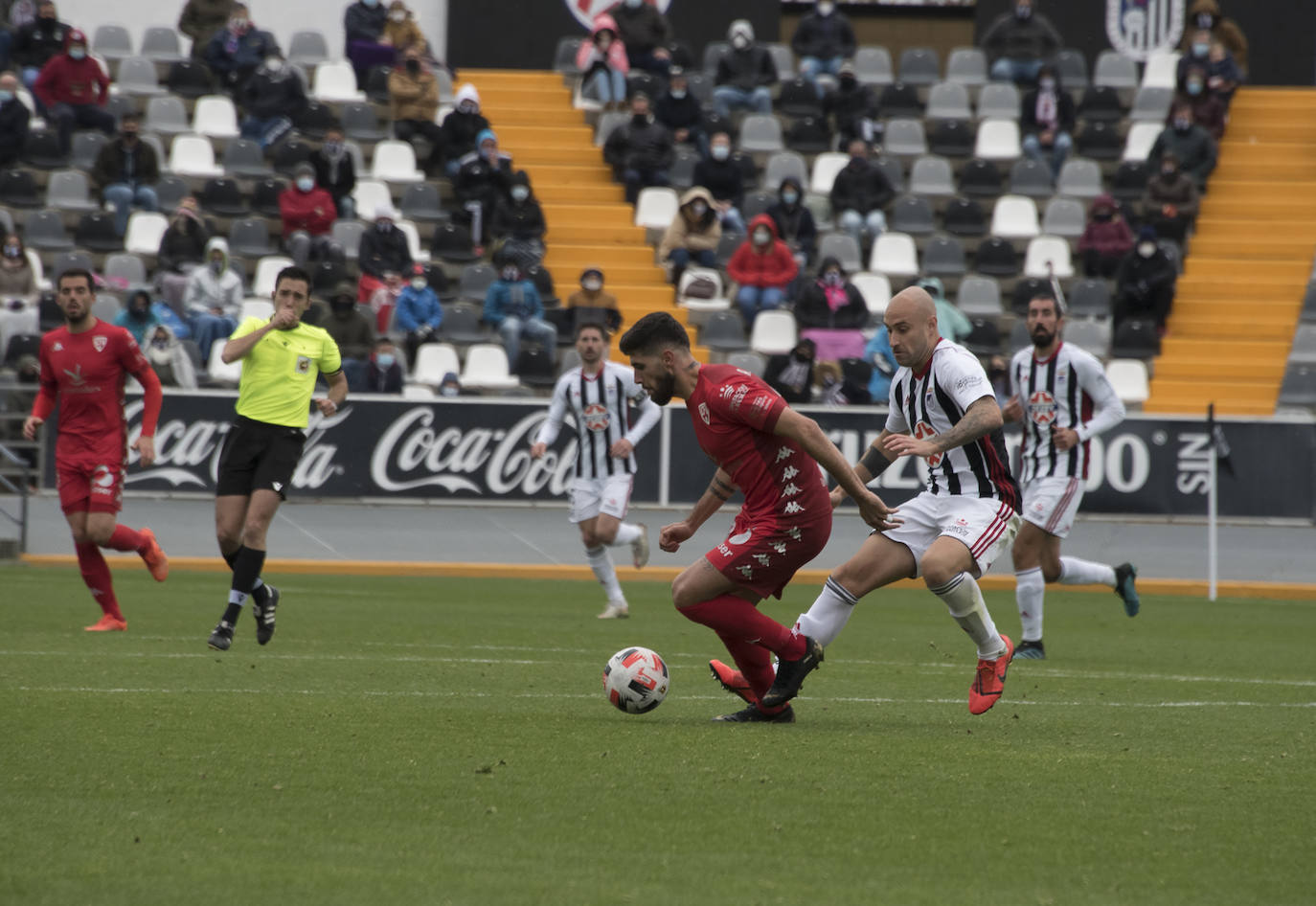 El Villanovense exprime al límite al conjunto pacense que gracias al gol de Pablo Vázquez sale más líder del derbi y ya es campeón de invierno