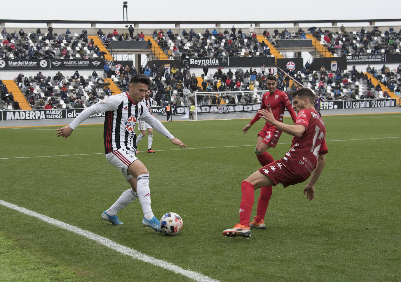 El Villanovense exprime al límite al conjunto pacense que gracias al gol de Pablo Vázquez sale más líder del derbi y ya es campeón de invierno