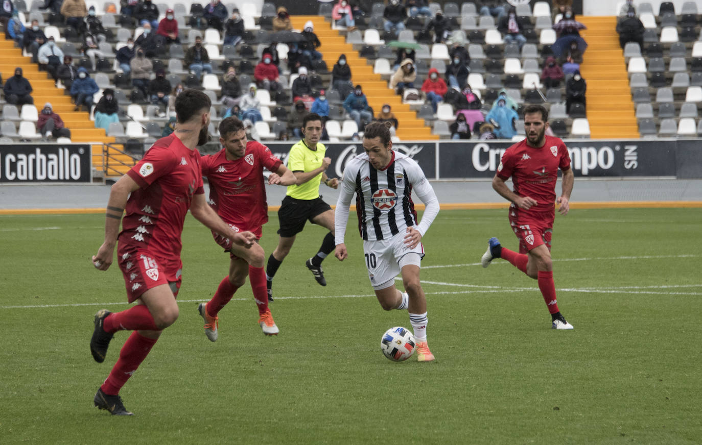 El Villanovense exprime al límite al conjunto pacense que gracias al gol de Pablo Vázquez sale más líder del derbi y ya es campeón de invierno