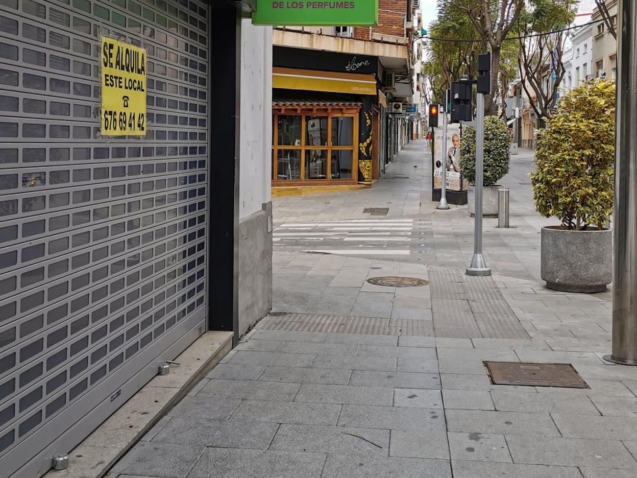 Cartel de 'Se Alquila' en un local del municipio. 