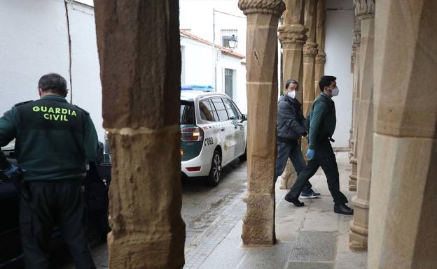 La Guardia Civil conduce a un detenido al palacio del siglo XVI que es la sede del juzgado de Llerena. 