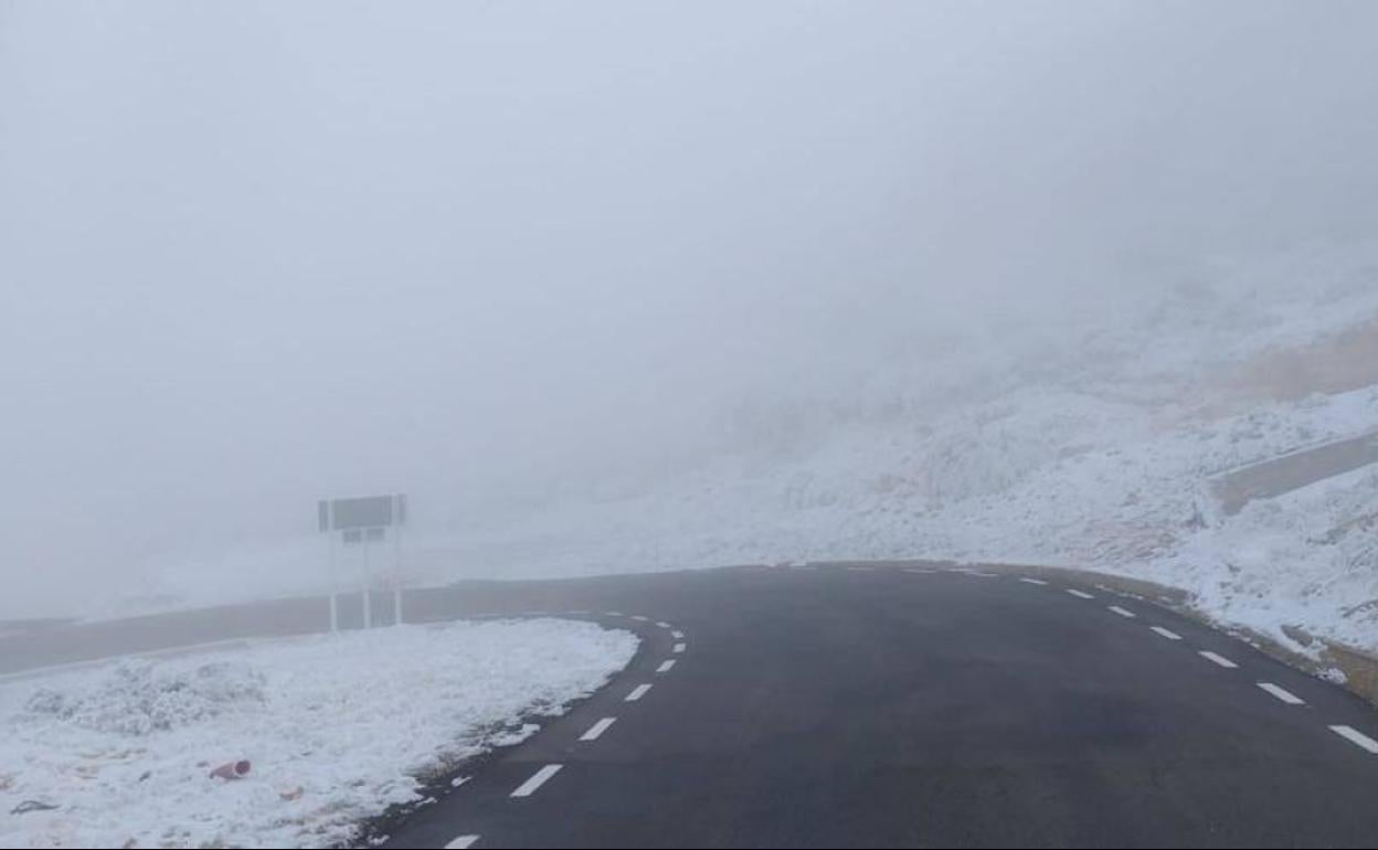 Carretera que sube al pico Villuerca, este domingo. 