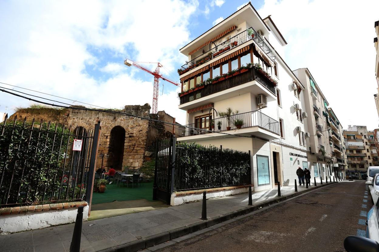 Uno de los inmuebles adquiridos por el Ayuntamiento donde está la Torre Albarrana. 