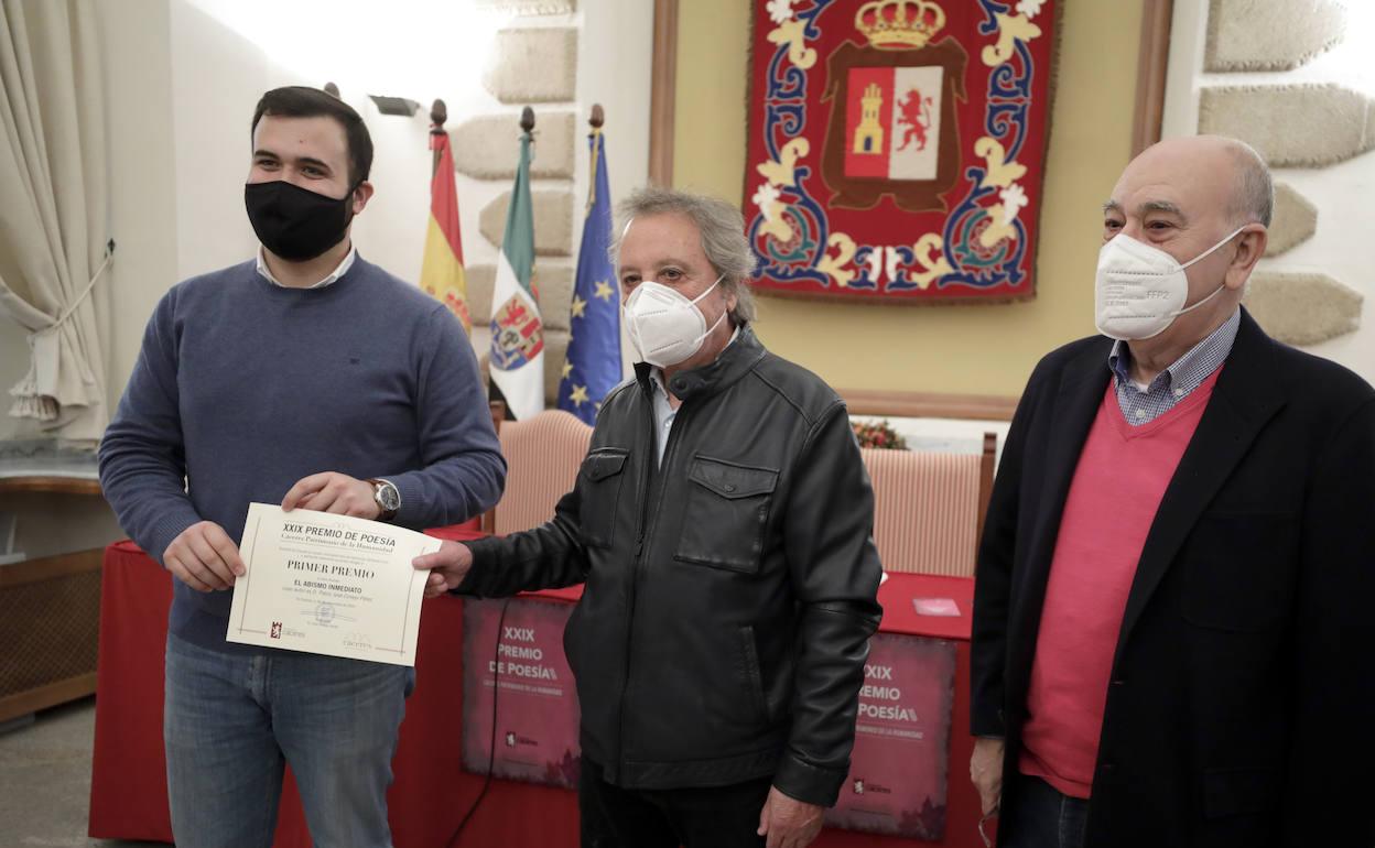 El alcalde de Cáceres, Luis Salaya, con el ganador, Pablo José Conejo, y el secretario del jurado, Teófilo González Porras. 