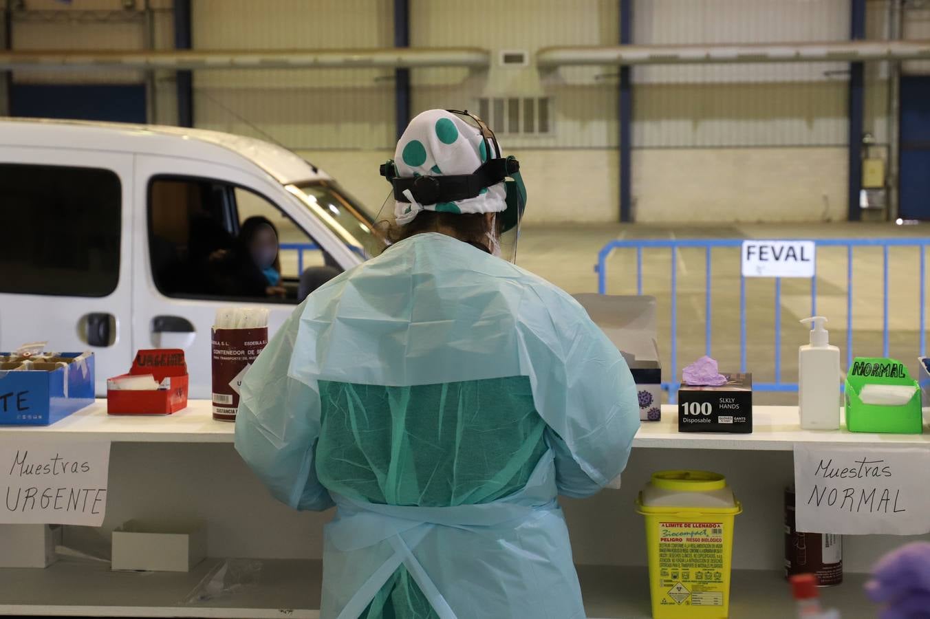 Las pruebas se realizan en el punto autocovid ubicado en uno de los pabellones de Feval