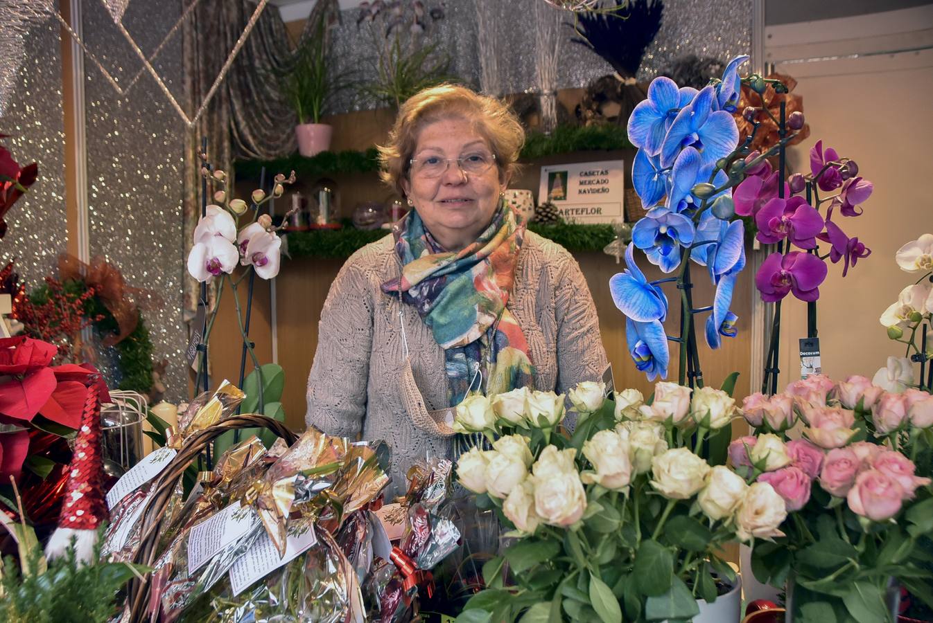 Una niña le entrega la carta de los Reyes Magos al embajador real en el templete del Paseo de San Francisco