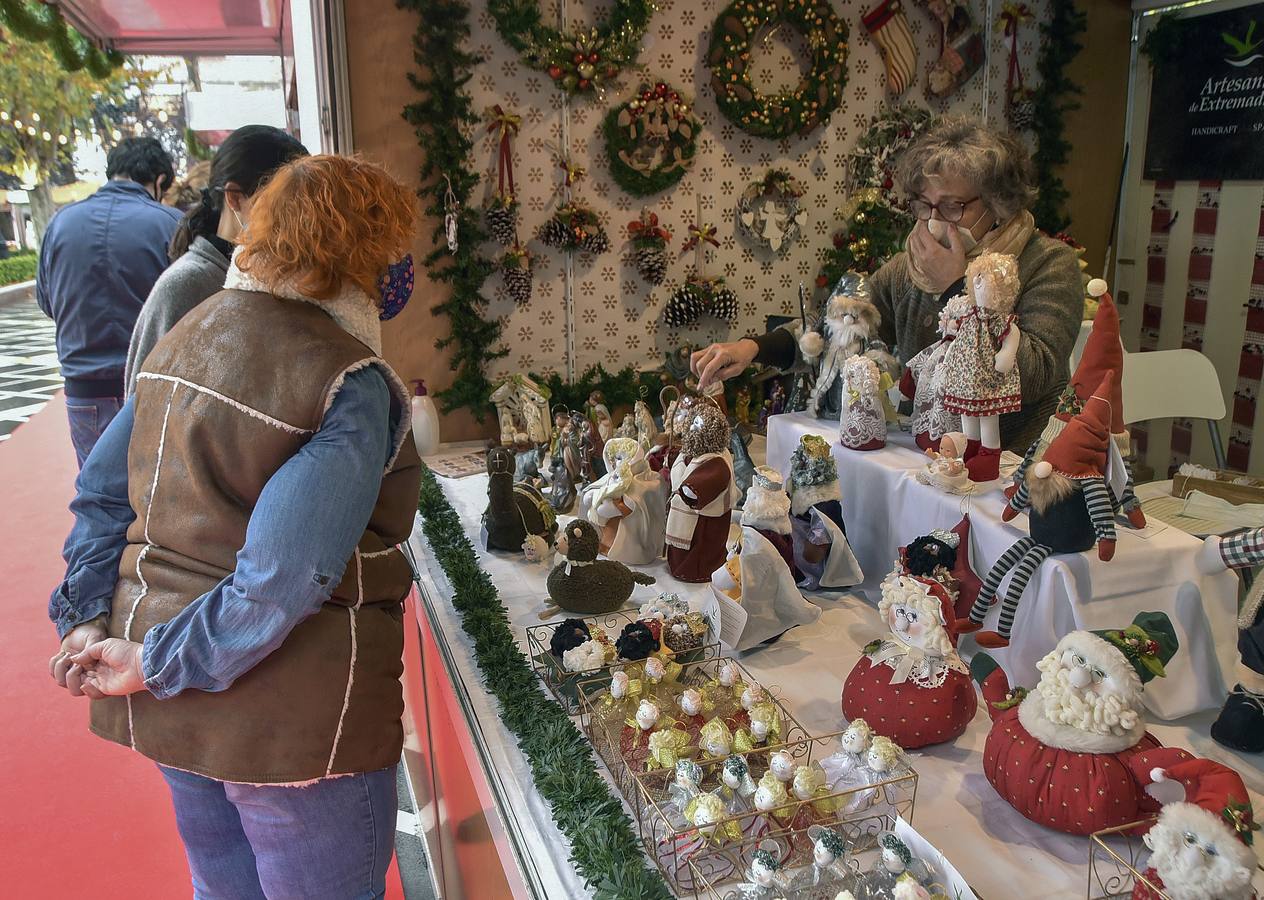 Una niña le entrega la carta de los Reyes Magos al embajador real en el templete del Paseo de San Francisco