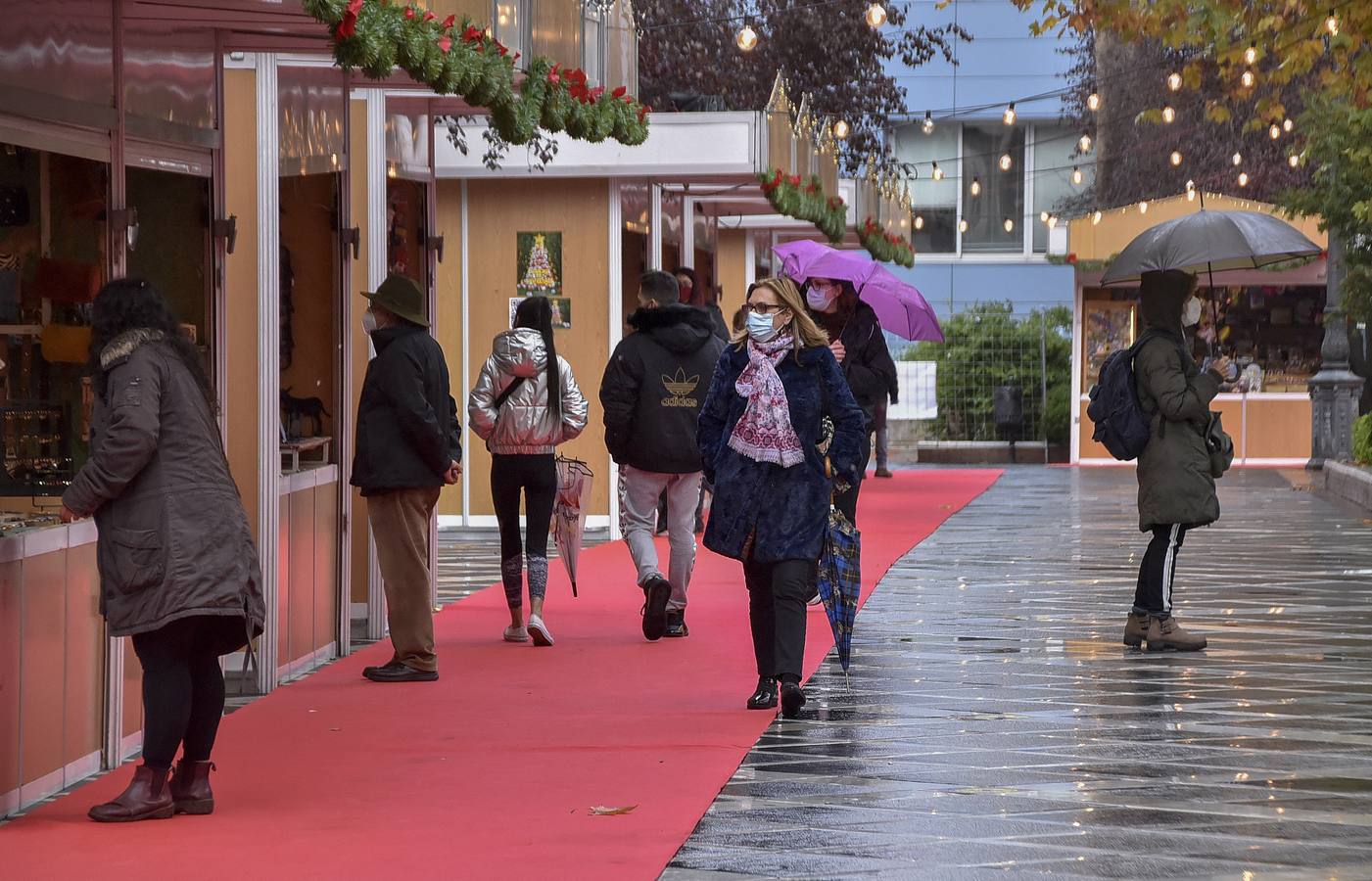 Una niña le entrega la carta de los Reyes Magos al embajador real en el templete del Paseo de San Francisco
