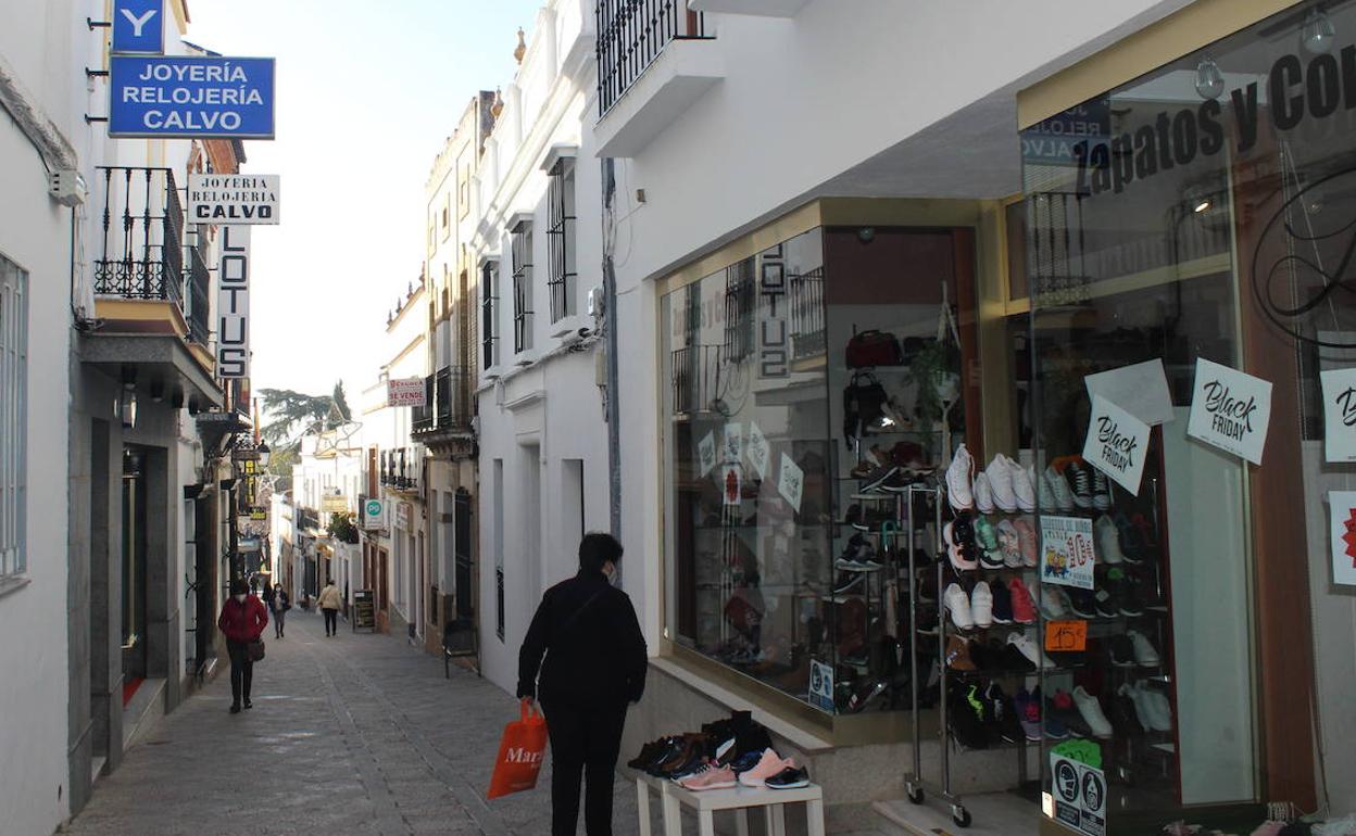 Calle La Cárcel con comercios en Fregenal de la Sierra