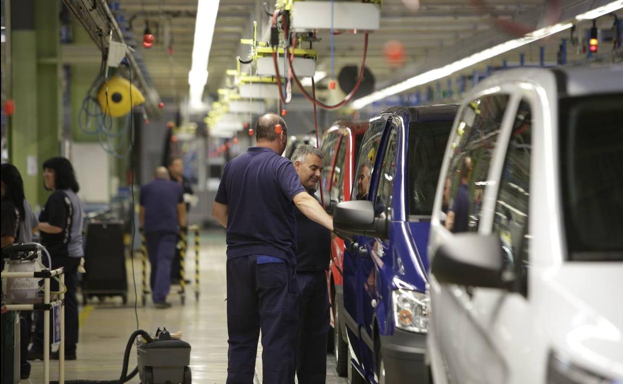 Trabajadores en una fábrica de automóviles 