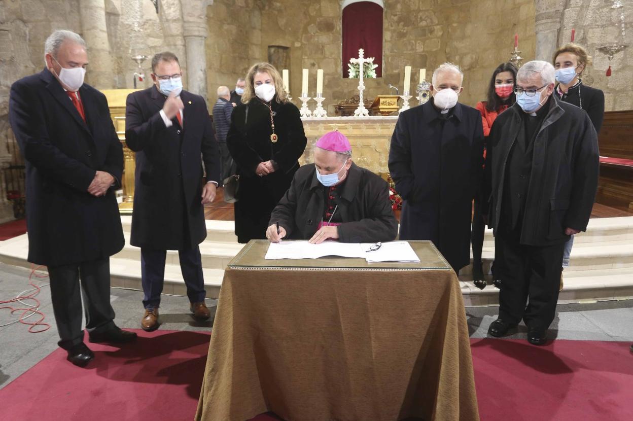 El Arzobispo de Mérida-Badajoz, Celso Morga, firma el acuerdo en la Basílica de Santa Eulalia. 