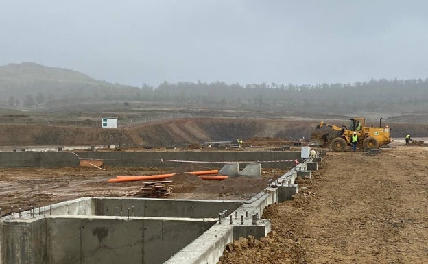 Trabajos de construcción del macromatadero de ibérico esta mañana en la dehesa boyal de Zafra. 