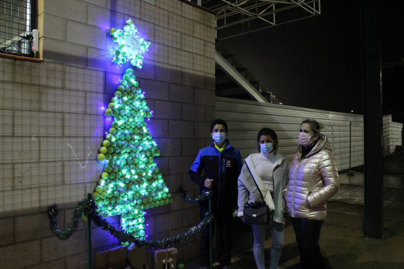Algunas integrantes del club construyeron un curioso árbol de Navidad con pelotas de tenis