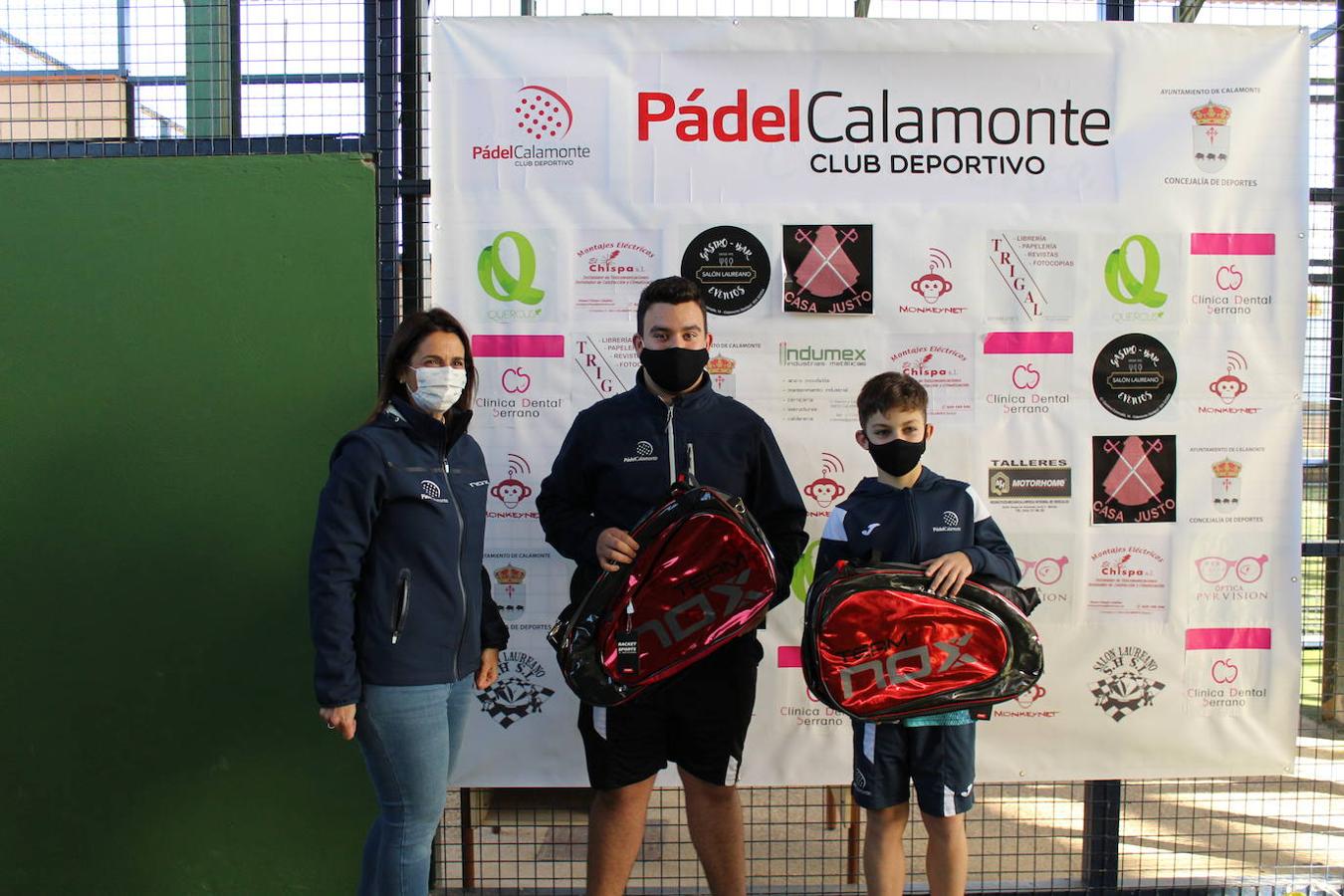 Alberto Barrena e Iker Hormigo, en sustitución de Javi Callero, reciben el premio de campeones de la 2ª masculina A