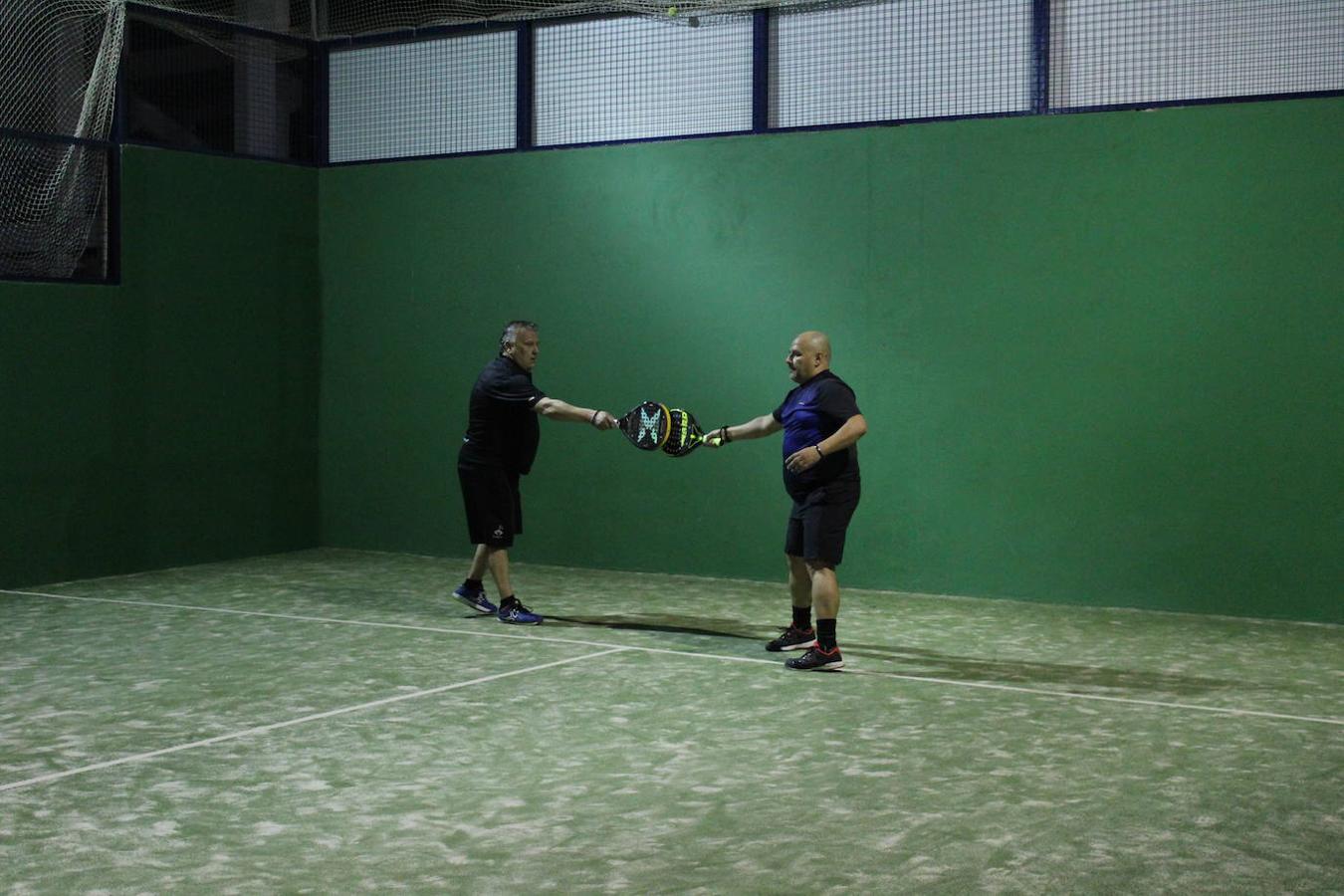 Los hermanos Juande y Pedro Salguero chocan sus palas tras un buen punto