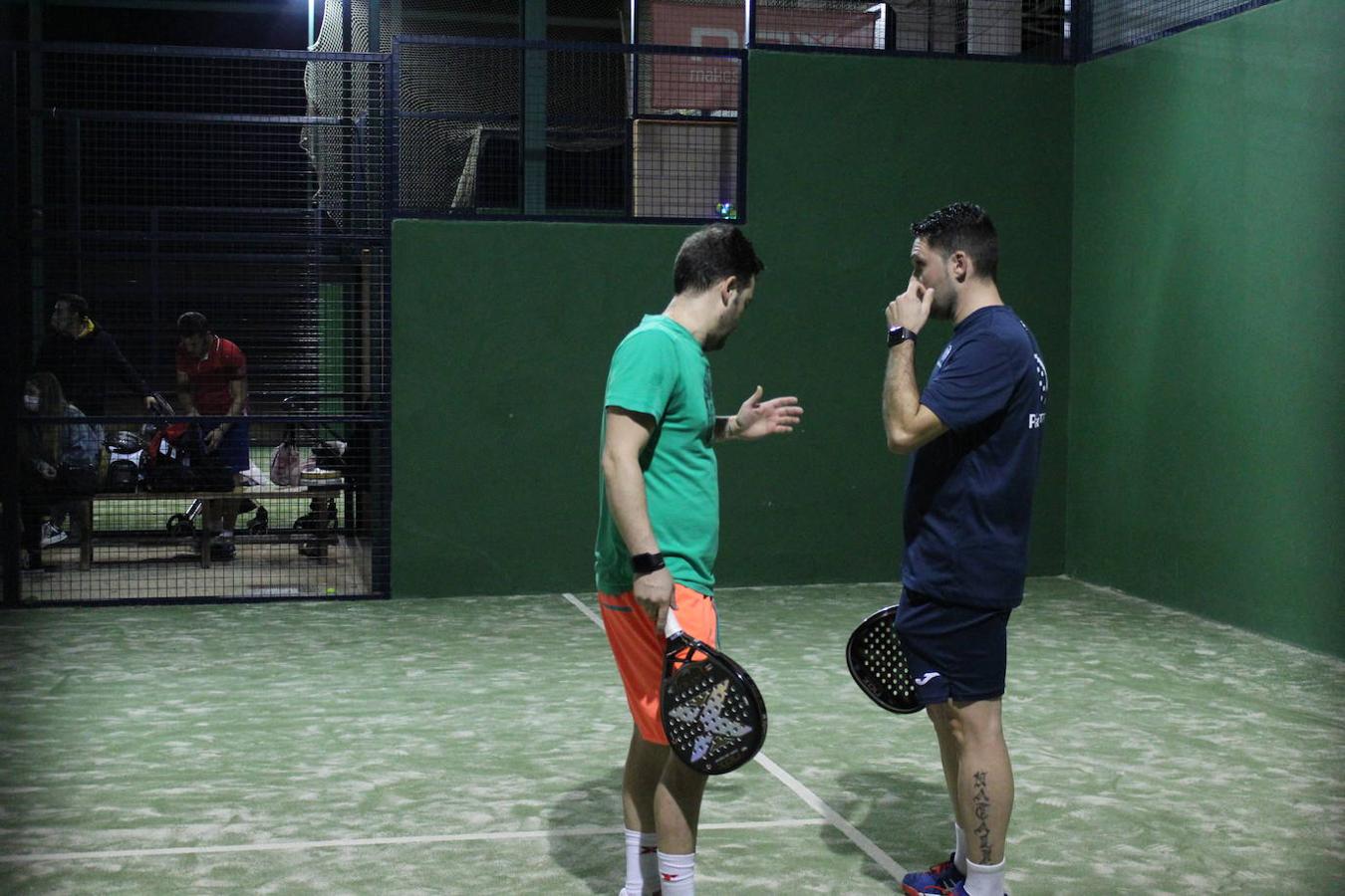 León Fariña y Natalio Caballero charlan durante el partido