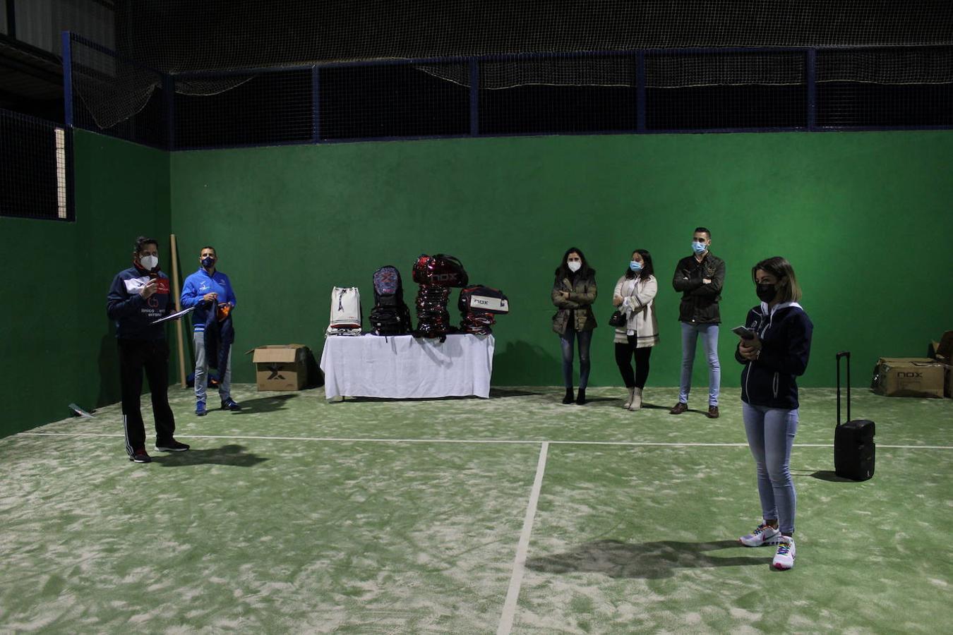 Miguel Ángel Suárez, presidente del CD Padelcalamonte, estuvo rodeado de varios concejales y otros miembros del club en la segunda y última clausura del torneo