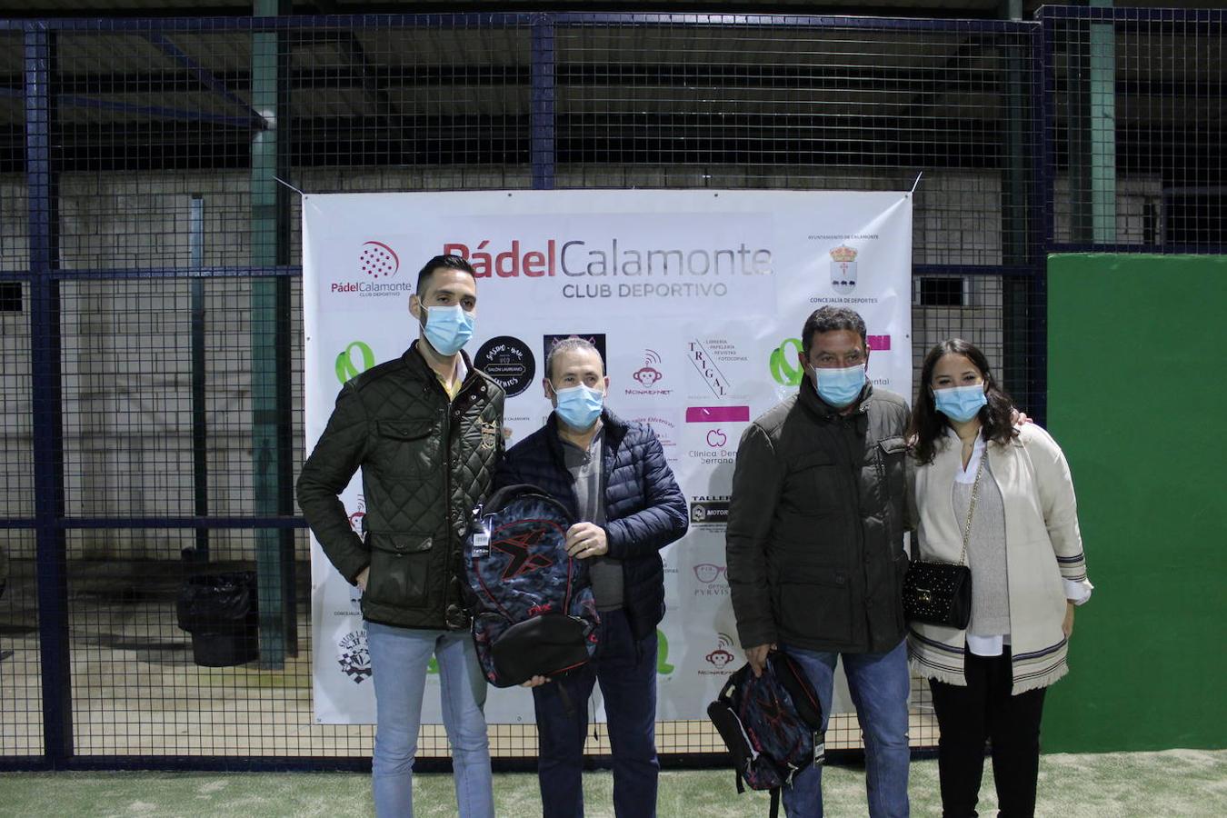 Jacinto Suárez y Chele Fernández reciben su premio de subcampeones a manos de los concejales Antonio Almeda y María Caballero