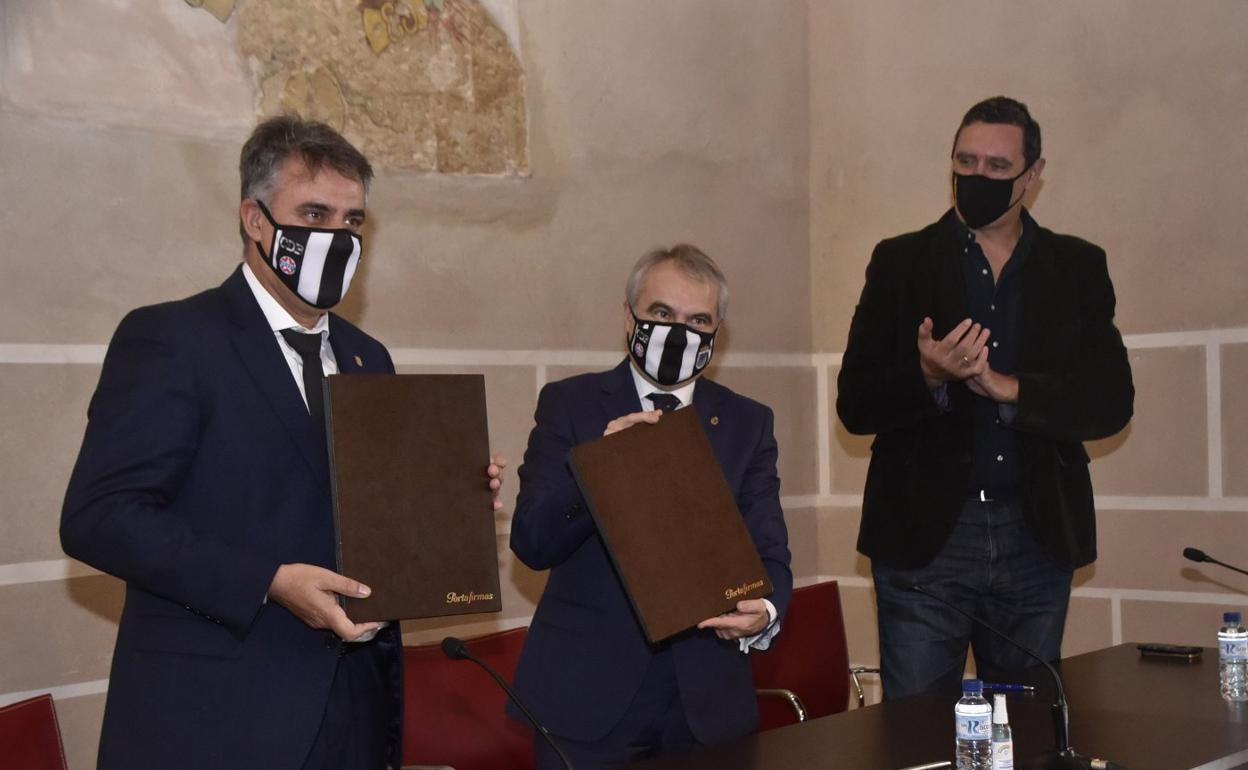 Joaquín Parra, Francisco Javier Fragoso y Juancho Pérez, durante la firma del convenio de cesión del Nuevo Vivero.