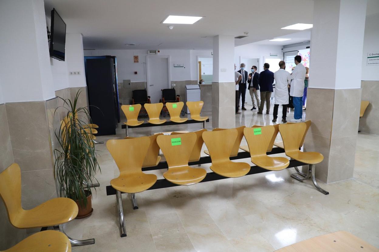 Sala de esperas reformada en la zona de oncología. 