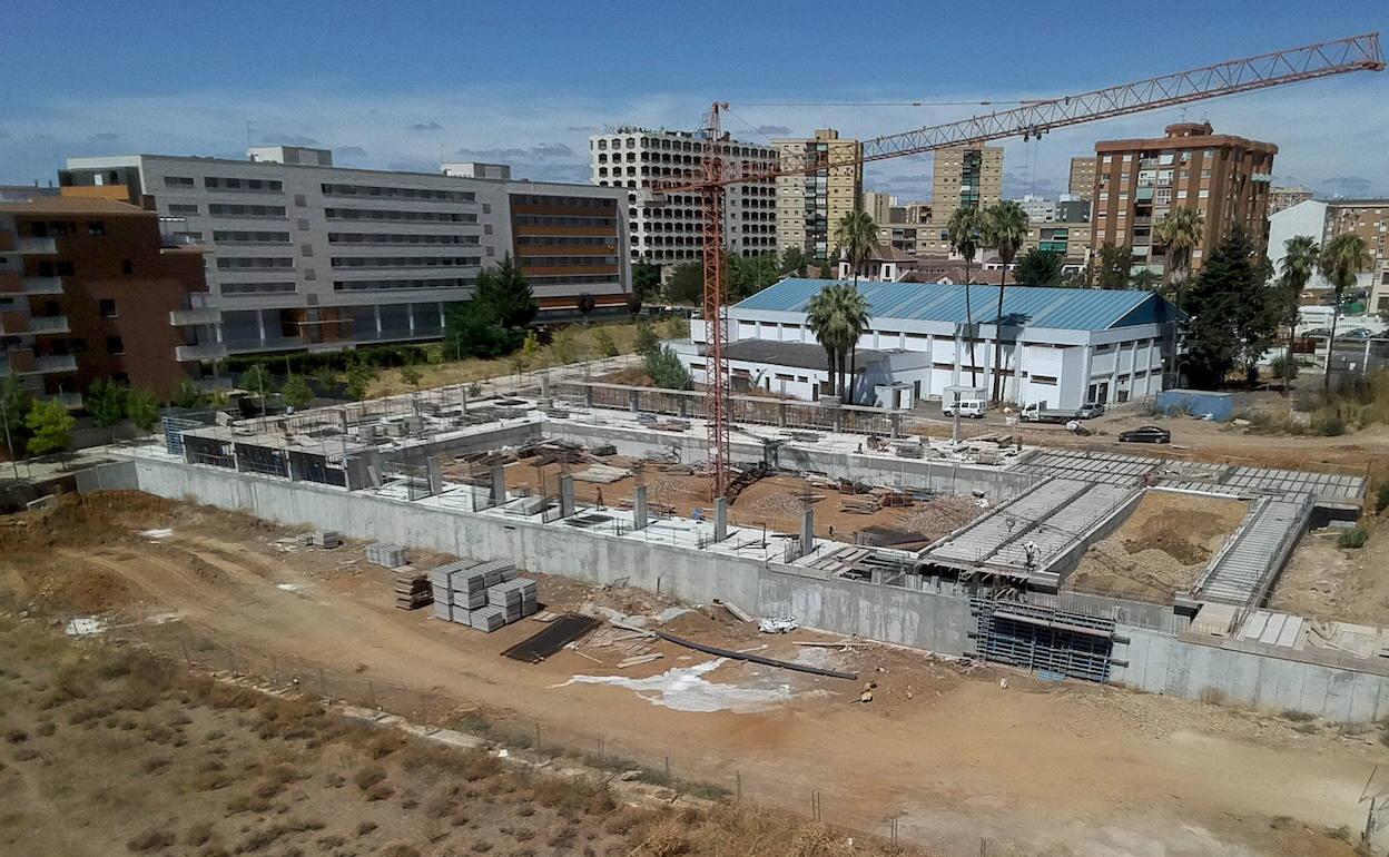 Obras de la piscina de la margen derecha, que están paradas.