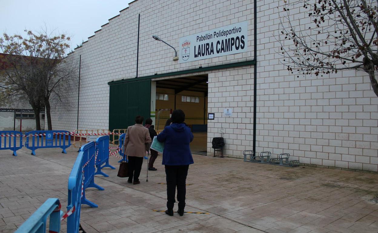 Algunos voluntarios esperan su PCR a las puertas del pabellón Laura Campos