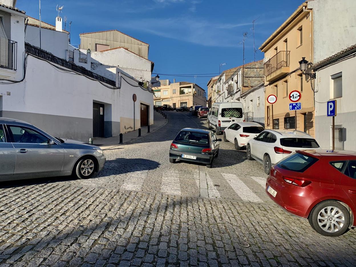 Dos vehículos entran en la zona restringida por la calle San Ildefonso. 