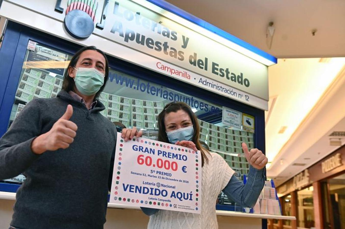 Trabajadores de la administración nº12 de Torrejón de Ardoz celebran el haber vendido décimos del 55483. 