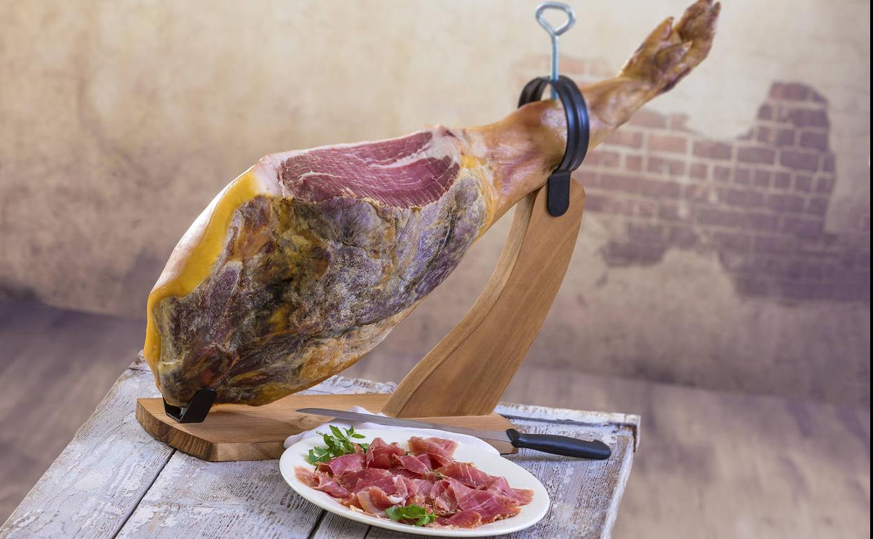 Más de 400 personas participan en una acción formativa sobre el jamón ibérico en Mérida