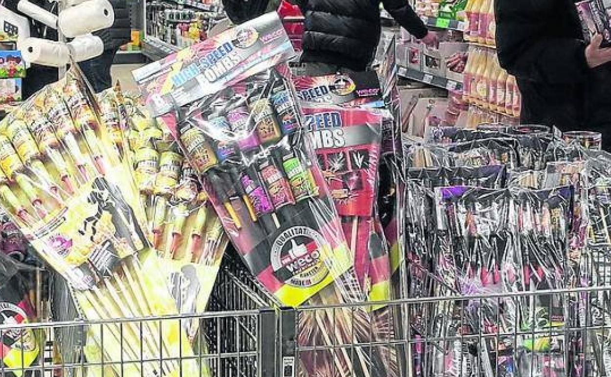 Material pirotécnico a la venta en un establecimiento.