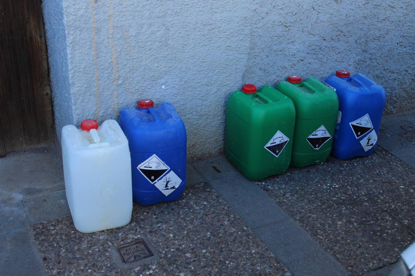 En total, el Ayuntamiento aporta ocho garrafas, aunque normalmente sobra una por si acaso ocurre algún inconveniente