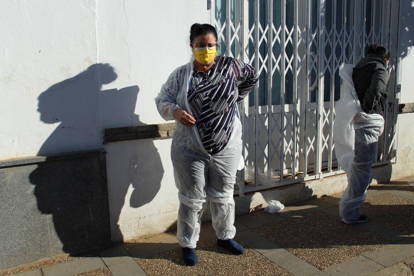 Entre los agricultores voluntarios se cuelan algunos habitantes, como Mercedes Vizcaíno, que se enfundan un traje protector para fumigar a pie