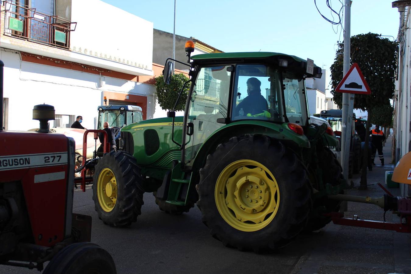 Los agricultores introducen sus tractores en la cochera para prepararse antes de comenzar la desinfección