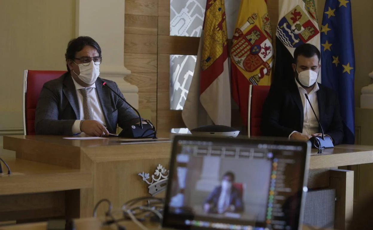 José María Vergeles ha dado una rueda de prensa acompañado por el alcalde de Cáceres Luis Salaya.