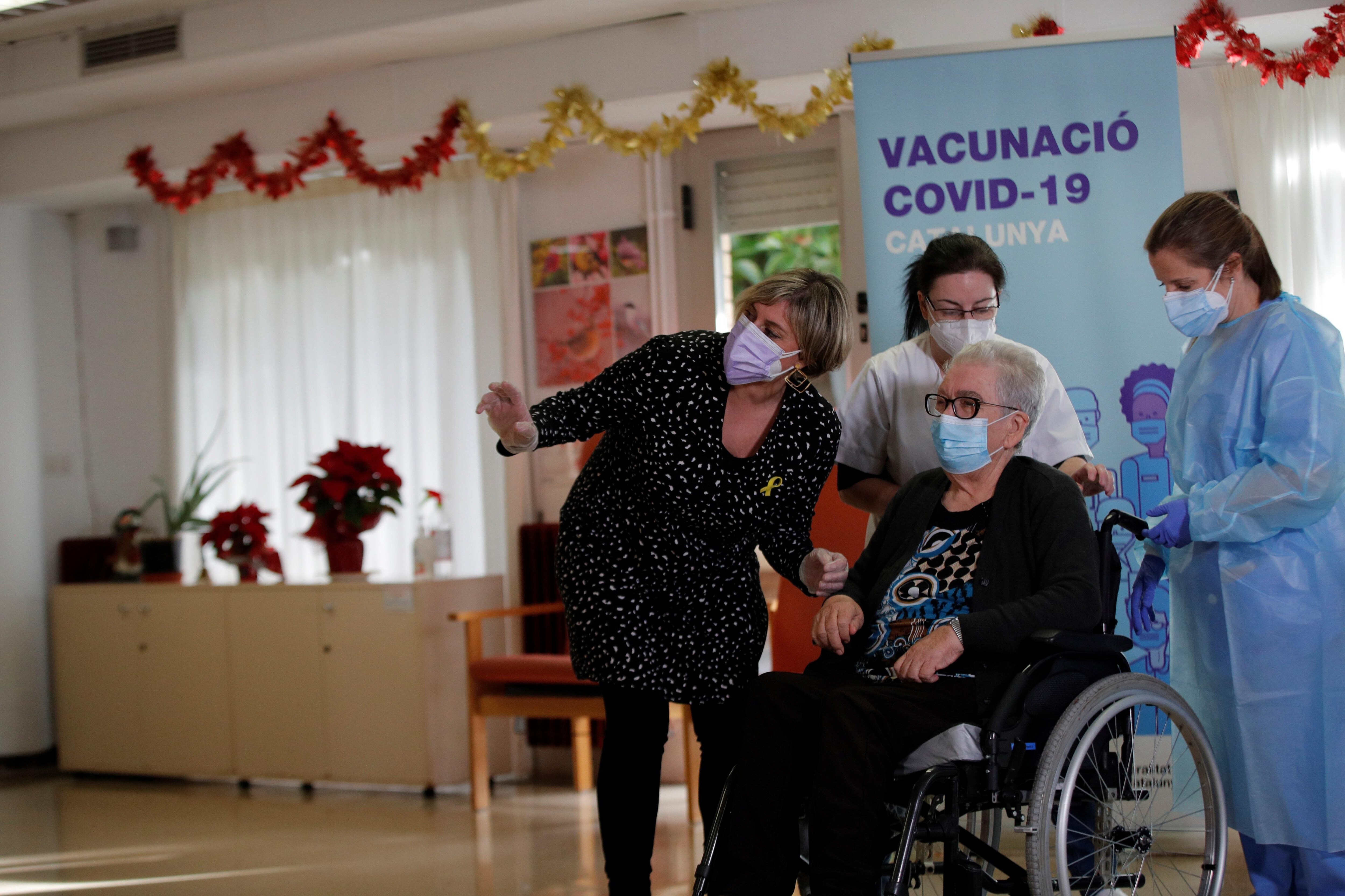 Josefa Pérez, de 89 años, ha sido la primera persona en recibir la vacuna contra la covid-19 en Cataluña. Lo ha hecho en el centro donde reside en L'Hospitalet de Llobregat. 