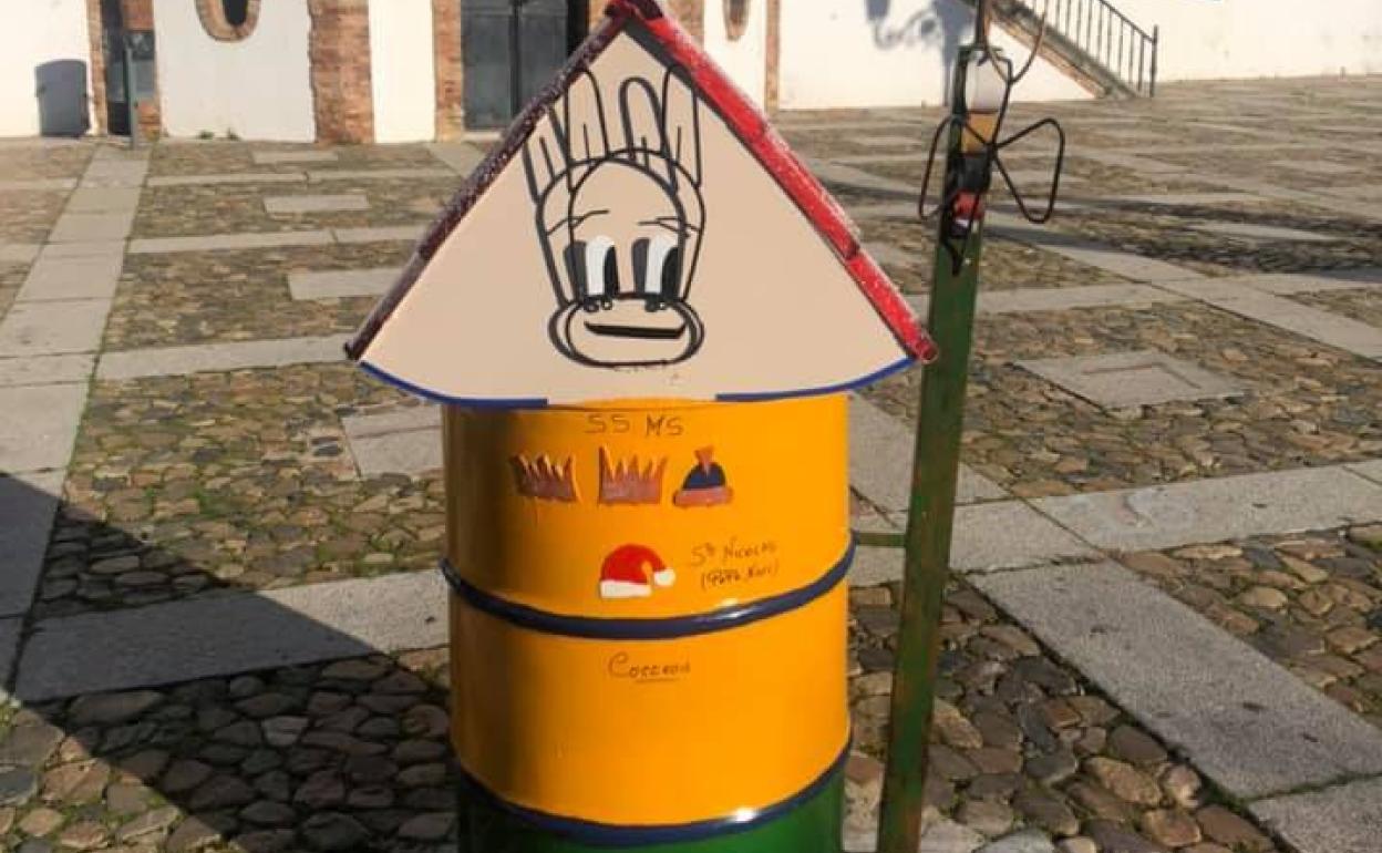 Buzón real colocado en el Paseo de la Constitución