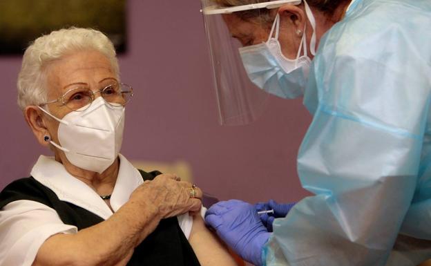 Araceli, de 96 años, la primera vacunada en España: «Esto es muy importante»