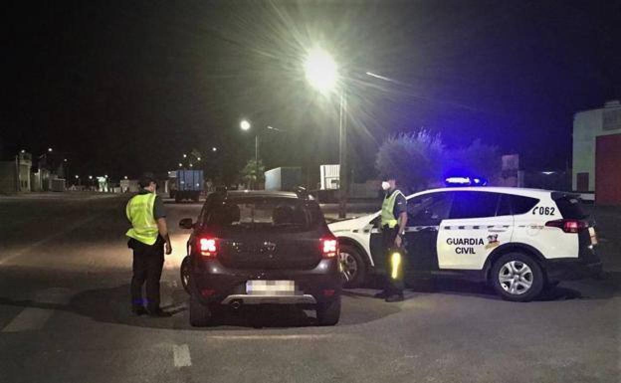 Control de la Guardia Civil en la localidad de Talayuela, que está cerrada perimetralmente. 