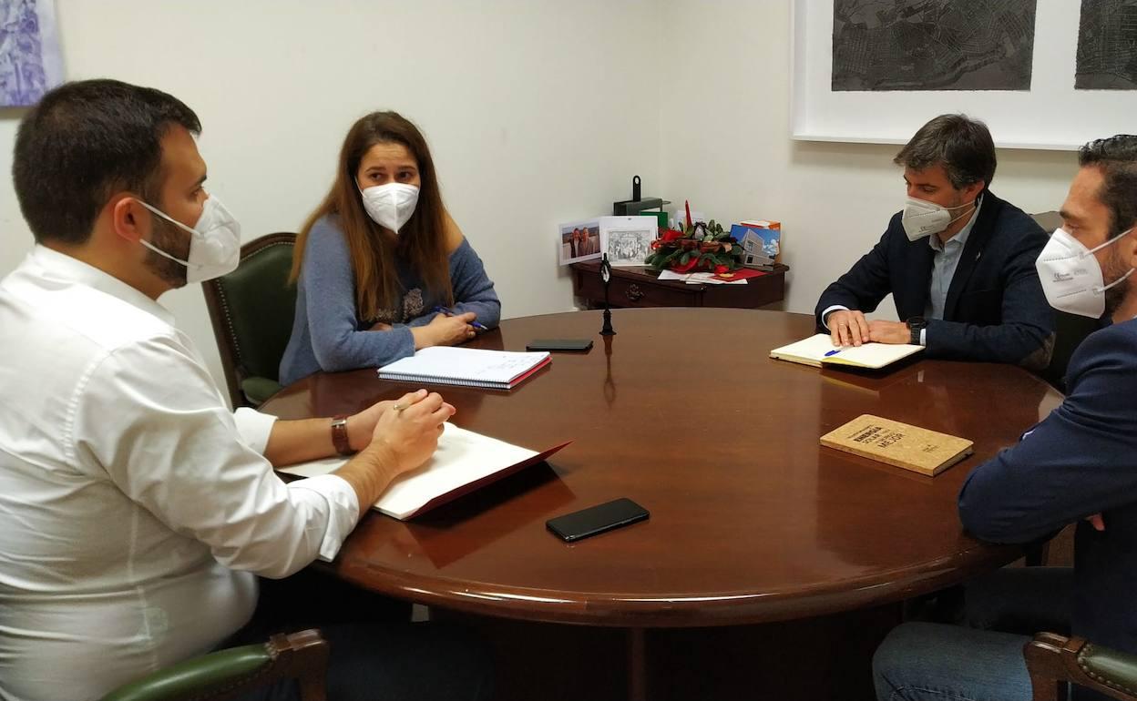 El alcalde, Luis Salaya, y la edil de Economía, Ángeles Costa, con directivos de Alter Enersum, este martes. 