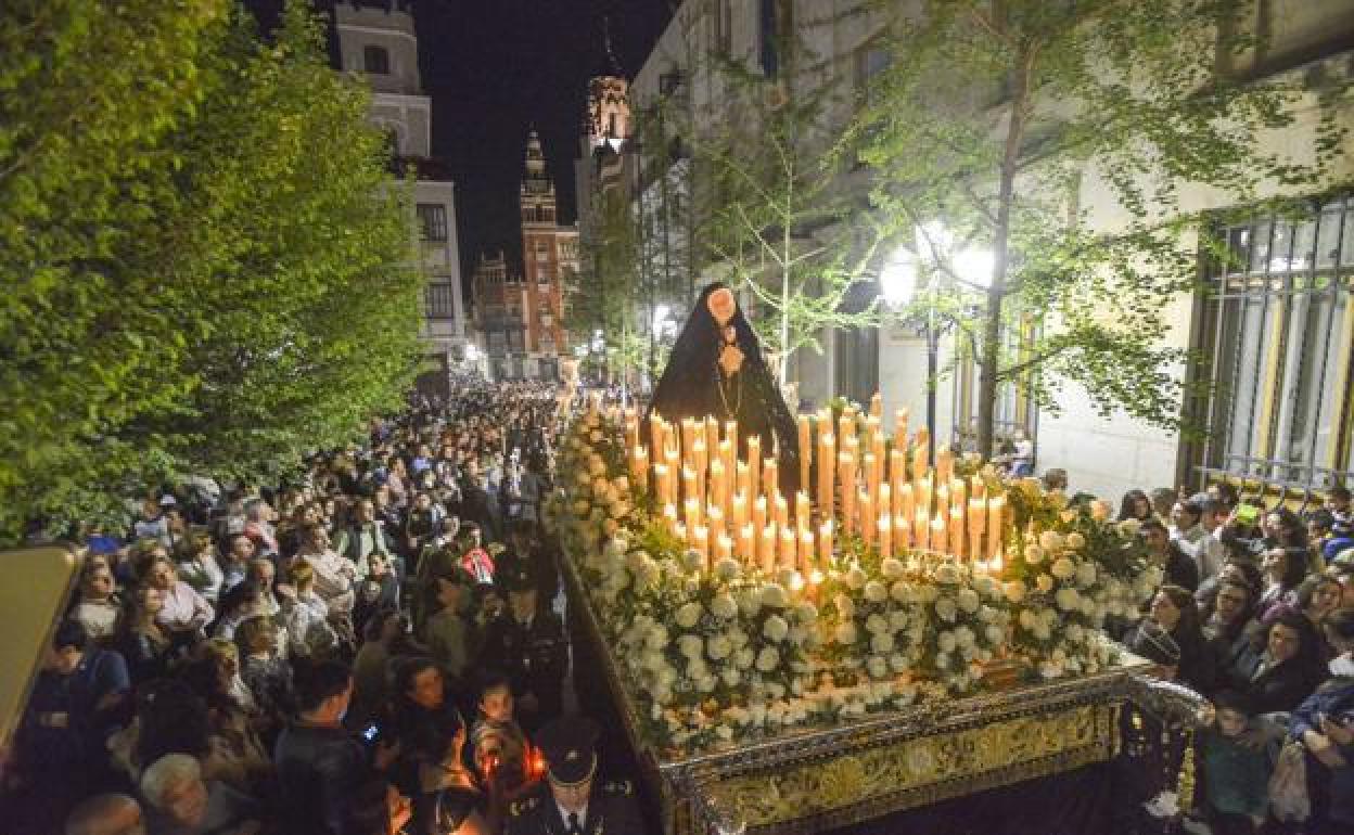 Imagen de la Patrona de Badajoz durante la procesión del rosario del Viernes Santo.
