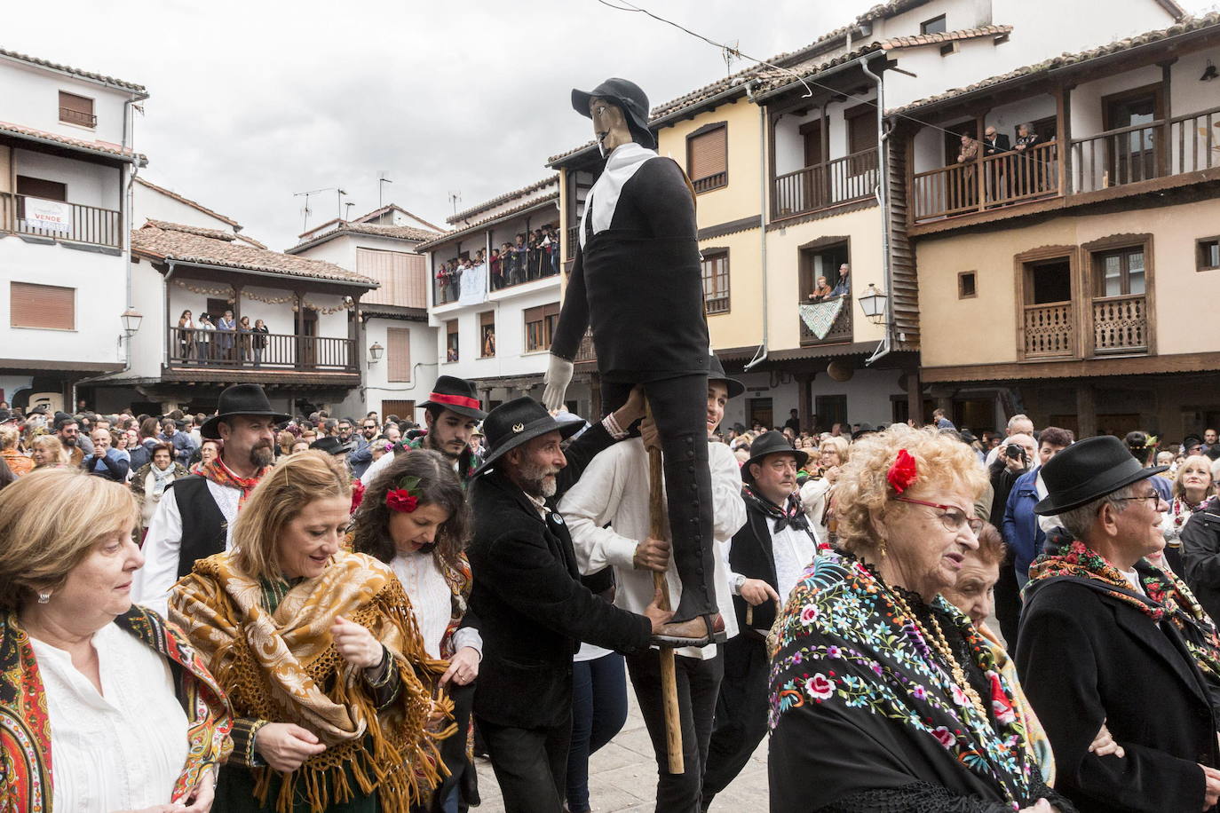 Peropalo muere ajusticiado en Villanueva de la Vera ante miles de visitantes. Las actividades relacionadas con esta celebración, considerada Fiesta de Interés Turístico Regional, comenzaron el día 16 de febrero con la procesión de la cabeza, más conocida como la turra del Peropalo.