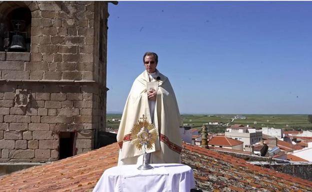 El párroco de Arroyo de la Luz, Juan Manuel García, se sube al tejado de la iglesia para bendecir el municipio arroyano, el más castigado de la región por la covid-19. El acto tuvo una duración de 20 minutos y lo realizó con su vestimenta litúrgica