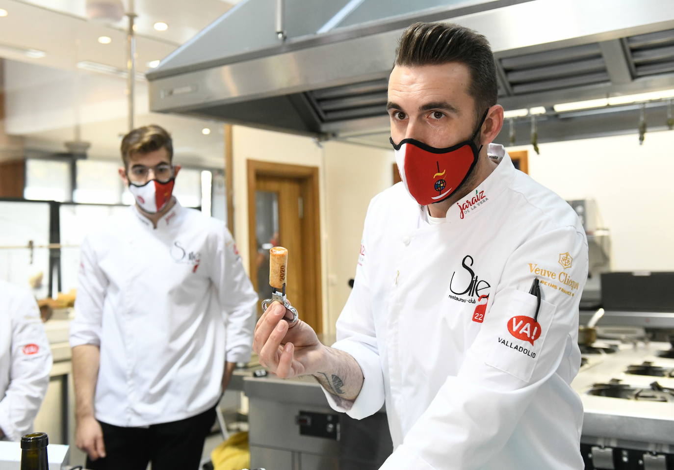 El chef natural de Jaraíz de la Vera, Emilio Martín, gana el XVI Concurso Nacional de Tapas con su creación ‘Corchifrito’ y dona los 10.000 euros del galardón a los comedores sociales.