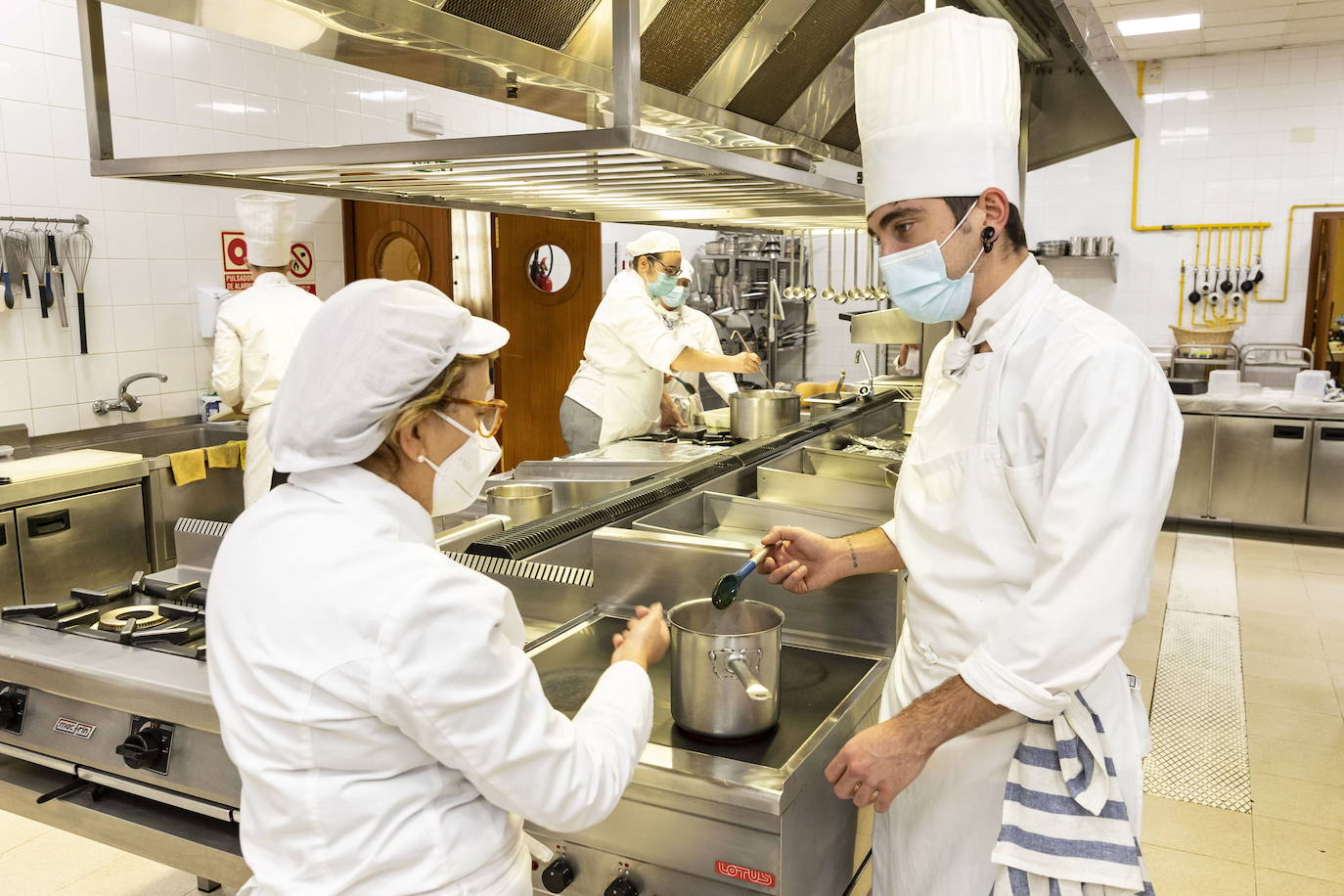 La escuela municipal de cocina se encuentra bajo mínimos al recibir en este curso una sola matrícula para sus clases de primer curso. Las instalaciones, que están previstas para acoger a cuarenta cocineros en formnación, solo cuentan con nueve entre sus dos cursos.