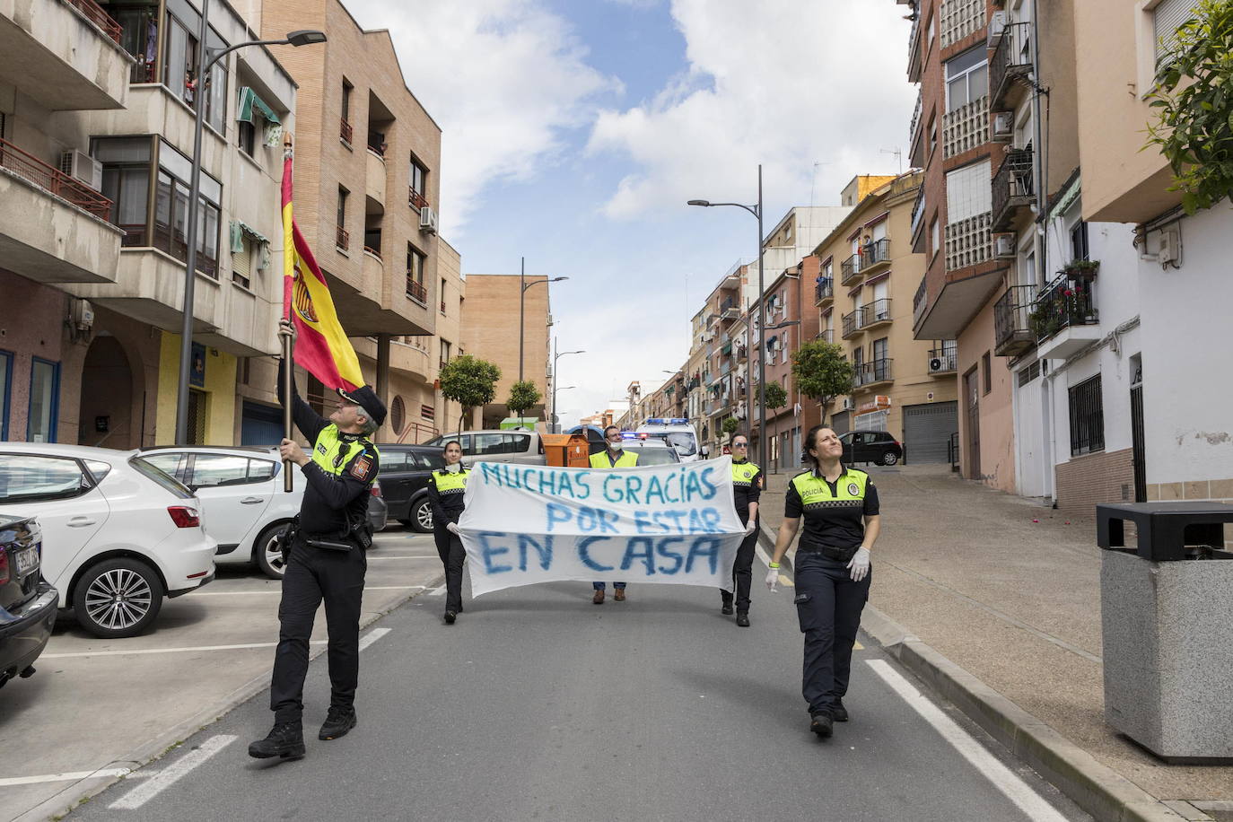 Desfile a pie y motorizado de la Policía Local y la Cruz Roja para agradecer el apoyo de los vecinos de Sor Valentina Mirón las medidas de confinamiento