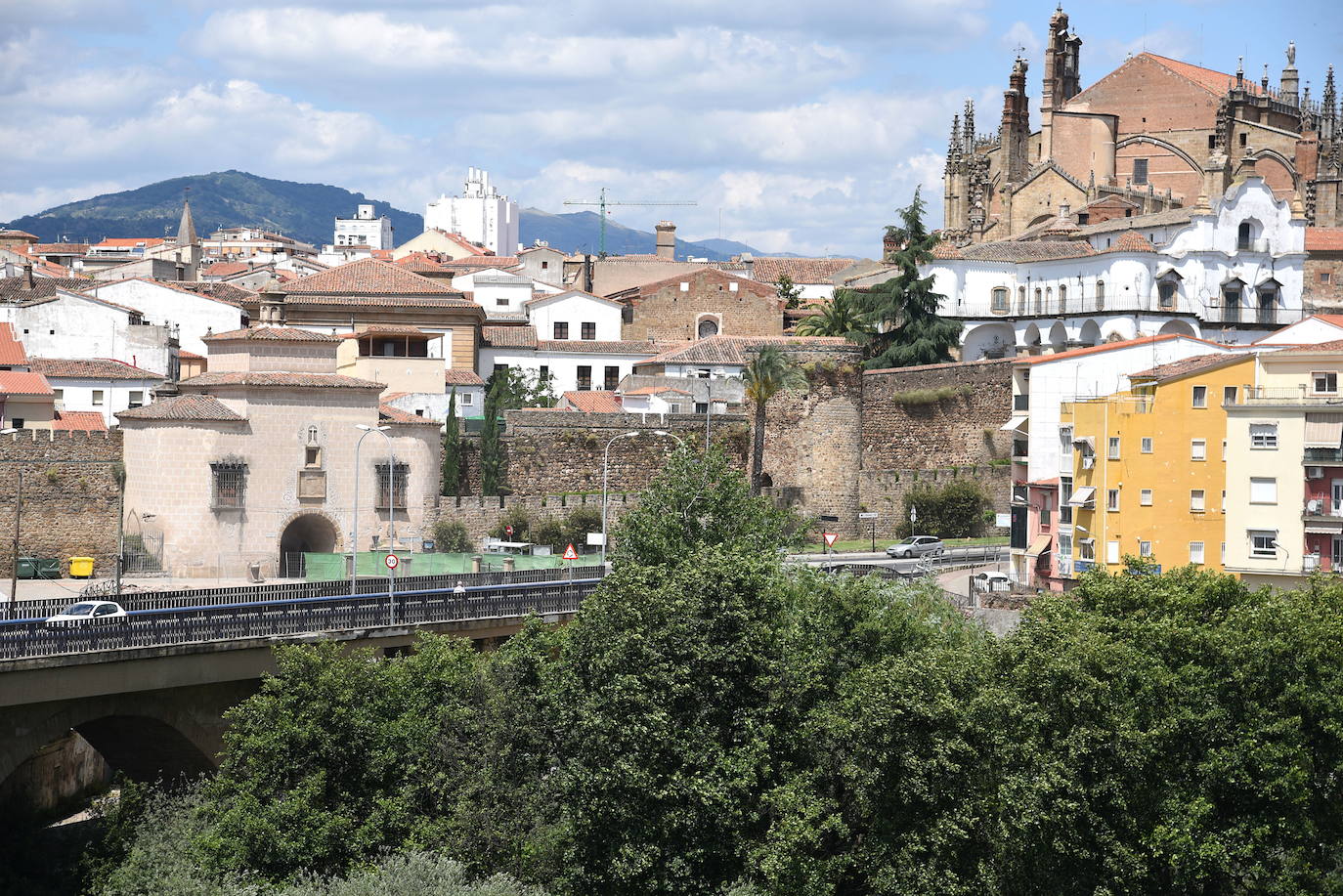 El derribo de las casas anexas al Puente de Trujillo vuelve a dejar a la vista la estampa de la ermita de la Salud y la muralla como la pintara en su día Joaquín Sorolla en su obra ‘El mercado’. La demolición de estas construcciones se encuadra en la reforma global del entorno que dotará a la ciudad con un nuevo aparcamiento público. 