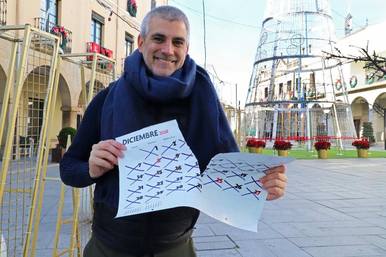 Javier Álvarez de los Mozos rompe la última página del calendario de este 2020. 