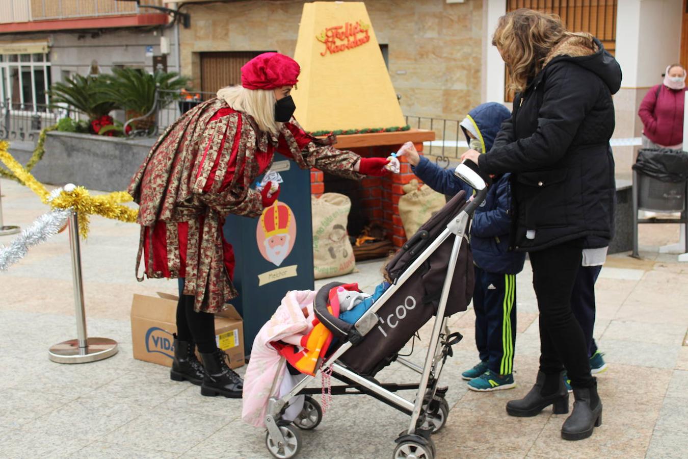 Los pajes, además de saludar a los pequeños, también les daban una bolsa de caramelos