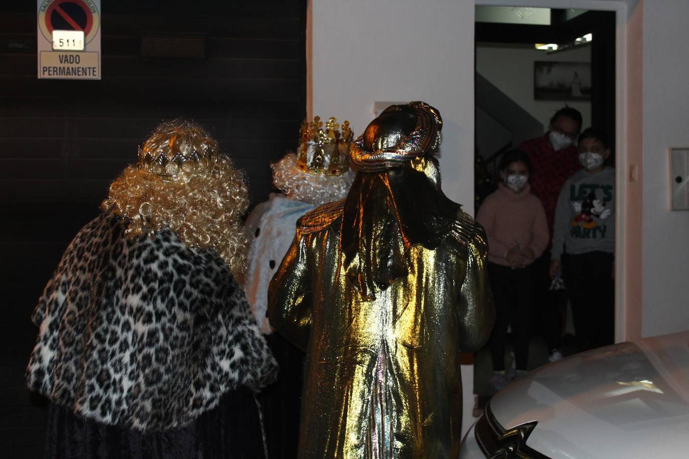 Después de abandonar la plaza, Melchor, Gaspar y Baltasar fueron a visitar a los niños confinados por coronavirus