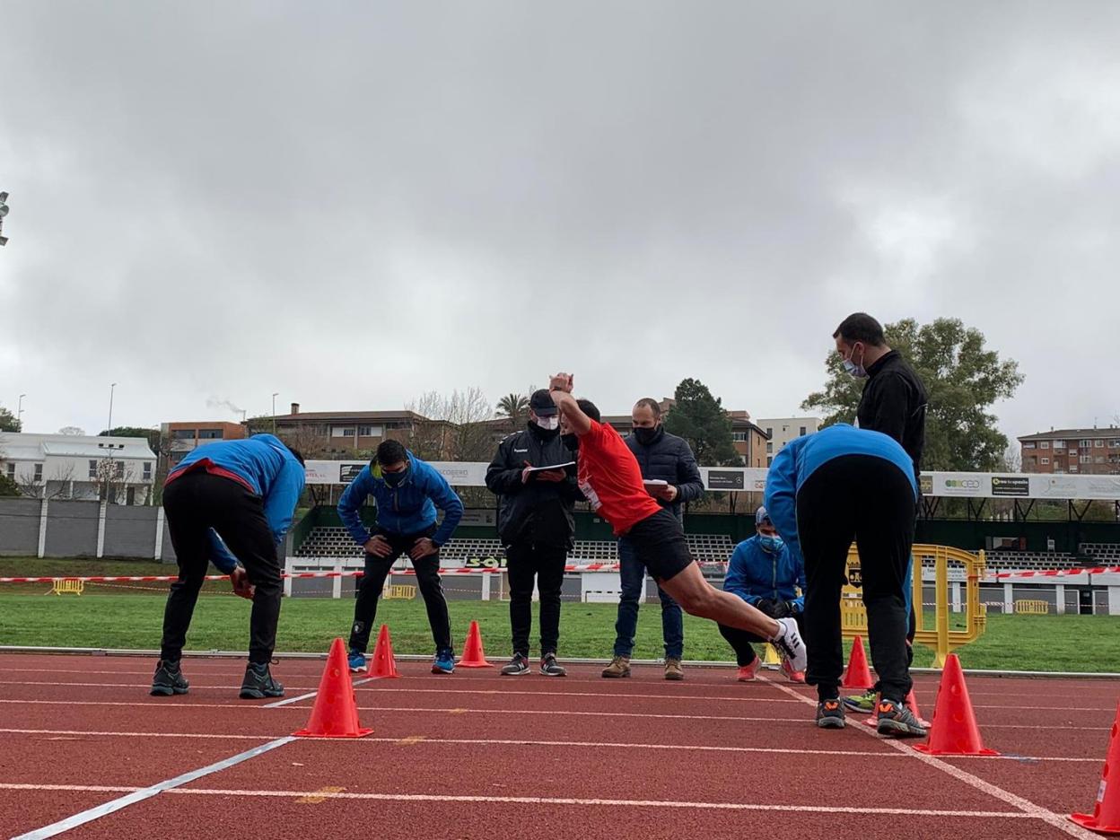 Aspirantes a policía local en las pruebas físicas. 